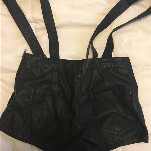 Shorts with straps - Picture 3 of 3